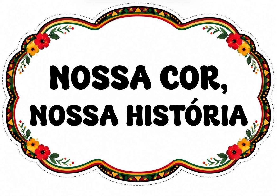 Plaquinha com a frase “Nossa cor, nossa história”, letras pretas e moldura colorida com flores sobre fundo branco.